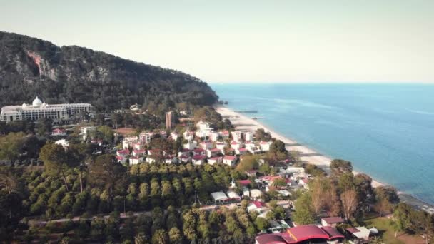 Mar Mediterrâneo em Kemer, Turquia. Praia de areia com água do mar clara — Vídeo de Stock