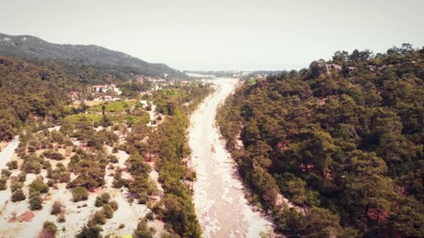 Rio seco no desfiladeiro da montanha. Desastre ambiental. Aquecimento global — Vídeo de Stock