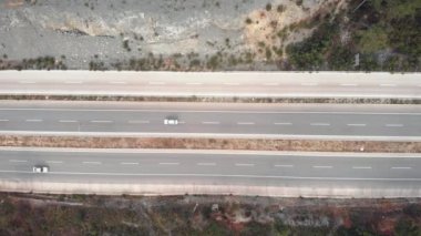 Birden fazla yolu ve az araba trafiği olan bir otoyol. Ulaşım endüstrisi