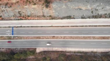 Beyaz işaretli ve arabalı birden fazla asfalt şeritli otoban