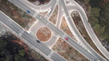 Yoğun ulaşım trafiği olan hızlı otoyol çekimleri yapılıyor.