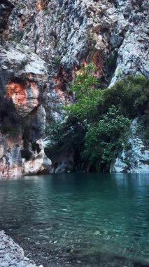 Kanyondaki dağ gölü büyük kayalık kayalıklarla çevrili. Dikey video