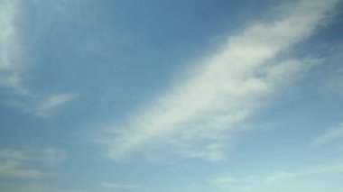 Temiz gökyüzünün zamanı geldi. Beyaz kabarık bulutlar mavi açık gökyüzünde hızla hareket ediyor.