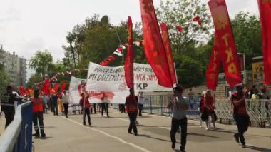 Türk komünist partisi Antalya, Türkiye, 01.05.22 sancaklarıyla yürüyen insanlar