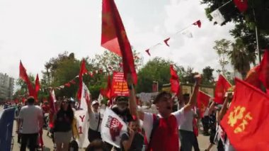 Türkiye 'nin Antalya kentinde 01.05.22' de barışçıl protesto mitingi. Gösteri yürüyüşü