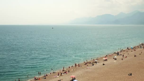 Sahilde tatil zamanı. Arkadaşlar eğleniyor, kumsalda yaz tatilinin tadını çıkarıyorlar. — Stok video