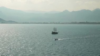 Suyun üzerinde yüzen bir turist gemisi. Denizde giden korsan gemisi. Gemi gölde yüzüyor.