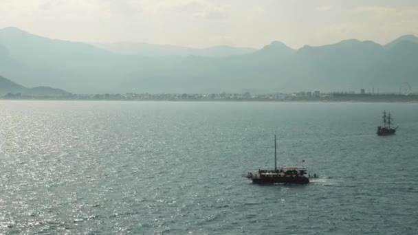Fiskerbåd flyder på søen om sommeren. Pirat turist båd sejler i lagune – Stock-video