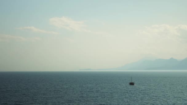 Sailing Boat Floating Sea Mountain Landscape Fishing Boat Sea Mountain — 비디오