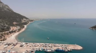 Hızlı karayolu, liman ve mavi lagün ile inanılmaz kayalık deniz kıyısı.