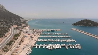 Yaz mevsiminde Akdeniz kıyılarında lüks beyaz yatları olan liman.