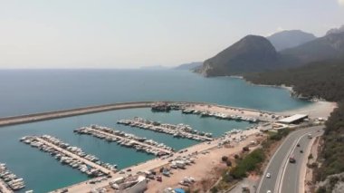 Tekneleri ve beyaz yatları olan deniz limanı. Lüks gemiler ve tekneler limana demirlemiş.