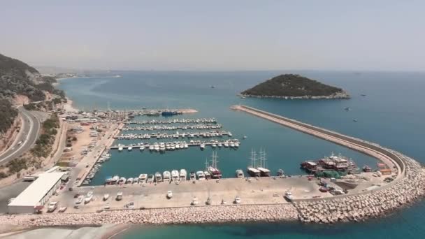 Middellandse Zeekust in de zomer met zeehaven, jachten en snelle snelweg — Stockvideo