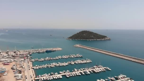 Port de mer avec bateaux et yachts blancs de luxe. Bateaux, yachts et bateaux dans le port — Video