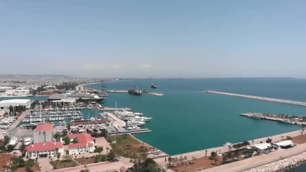 Морской порт в Анталии, Турция. Грузовое судно пришвартовано в транспортном морском порту — стоковое видео