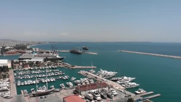 Grand port maritime de transport avec des navires. Port maritime commercial et industriel — Video