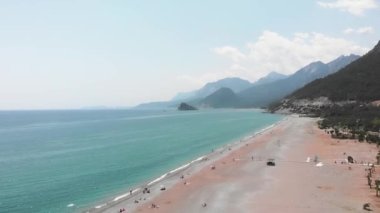 Geniş kumlu sahili, turkuaz suyu ve dağları olan inanılmaz bir sahil.