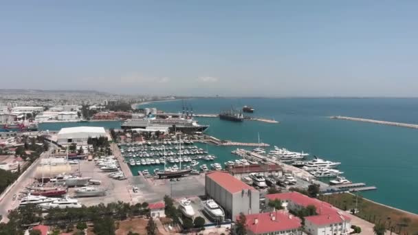 Gran puerto marítimo con barcos en Antalya, Turquía. Concepto logístico de transporte — Vídeos de Stock
