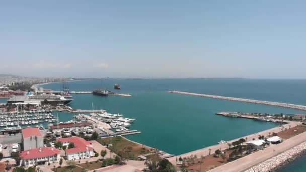 Gran barco de transporte en la bahía de Antalya en Turquía. Puerto marítimo con buques — Vídeos de Stock