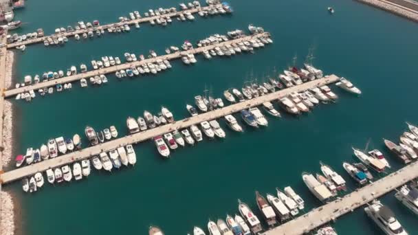 Iates de luxo ancorados na baía de Antalya, Turquia. Porto marítimo com iates — Vídeo de Stock