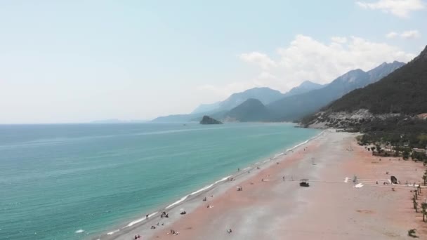 Amazing seashore with wide sandy beach, clear turquoise water and mountains — Vídeo de Stock