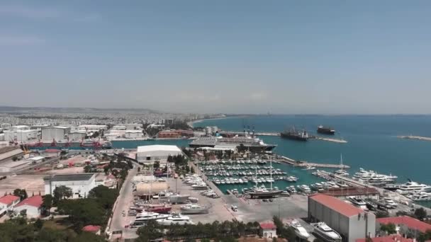 Crucero amarrado en puerto en Antalya, Turquía. Buques amarrados en muelle industrial — Vídeos de Stock