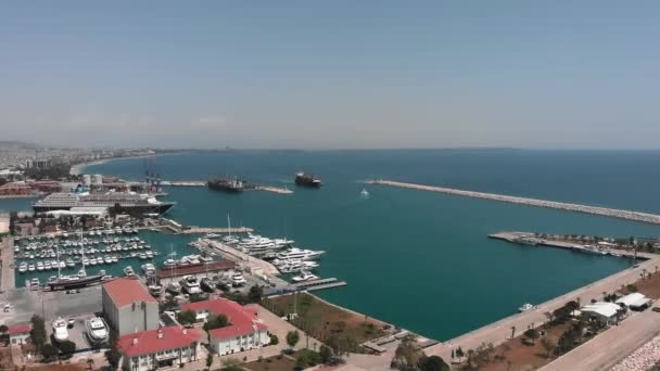 Crucero turístico amarrado en puerto marítimo en Antalya, Turquía. Puerto marítimo industrial — Vídeos de Stock