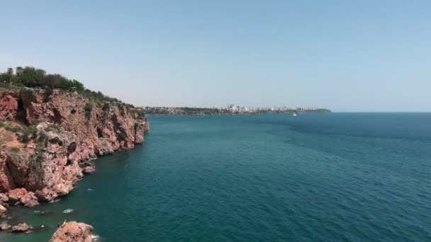 Côtes de la mer Méditerranée en été. Bord de mer avec surface d'eau turquoise — Video