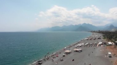 Kaygısız insanlar hafta sonunu plajda geçirir, sıcak yaz tatilinin tadını çıkarırlar.
