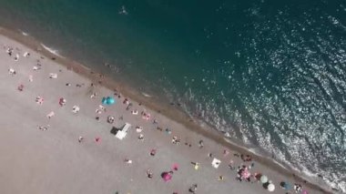 Akdeniz 'in uzun çakıl taşı plajı. Yaz tatili. Eğlence etkinliği.