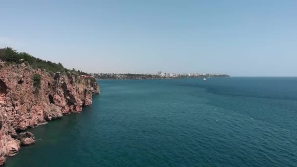 Survolant le littoral d'Antalya, en Turquie. Eau de mer calme atteignant des falaises rocheuses — Video