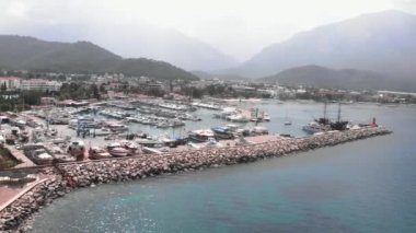 Akdeniz körfezine demirlemiş lüks bir yat. Marinaya demirlemiş tekne ve gemiler.