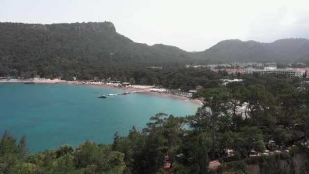 Calm lagoon with sailboat and buildings on hill. Mediterranean Sea coastline — Stockvideo