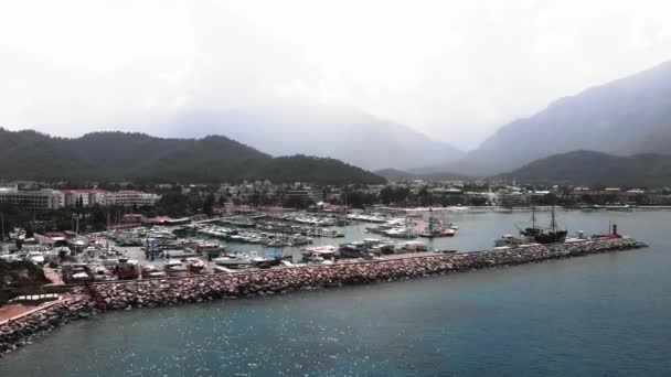Marina z zacumowanych luksusowych białych jachtów. Port z pływającymi statkami rybackimi i łodziami — Wideo stockowe