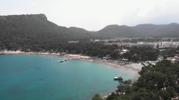 Hôtel station touristique au bord de la mer Méditerranée avec plage et montagnes — Video