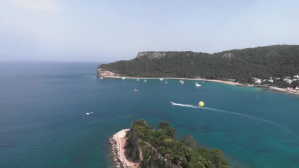 Parachute dans un lagon bleu avec une surface d'eau claire. Loisirs Loisirs — Video