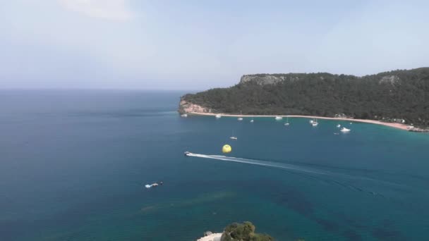 Parasailing over tropical island. Speedboat sailing in bay on green landscape — 비디오