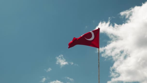 Turecka flaga narodowa machająca wiatrem przed błękitnym, zachmurzonym niebem. Symbole krajowe — Wideo stockowe