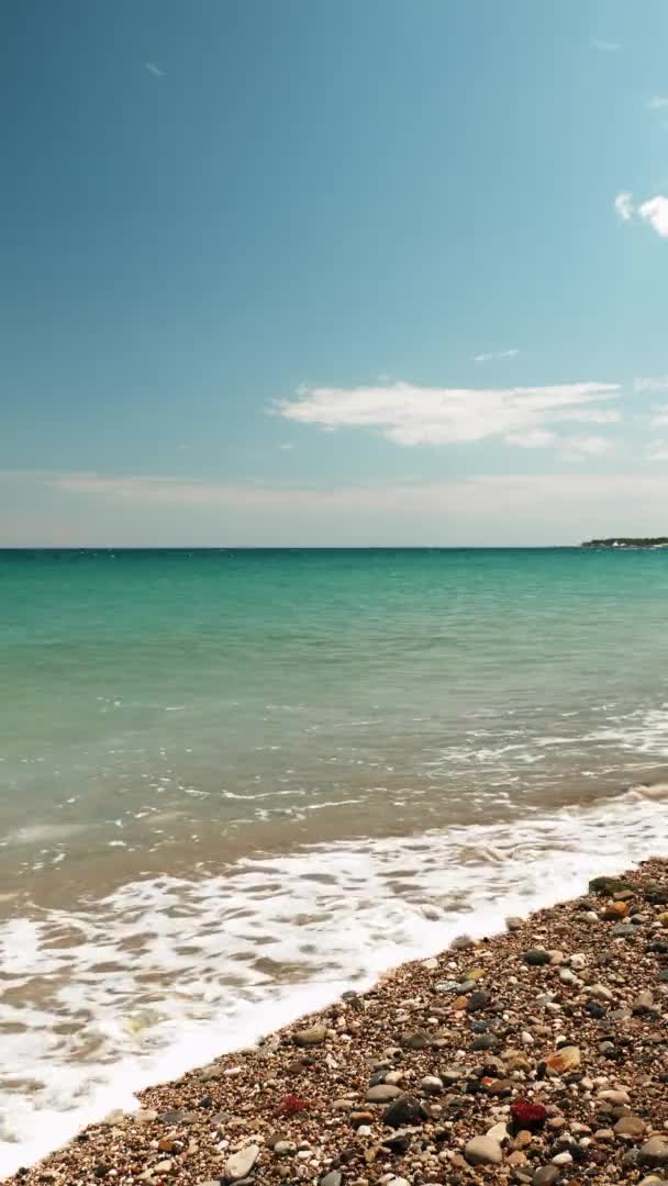 Sea waves crashing on pebble beach. Mediterranean Sea seashore with pebble beach — Stock video