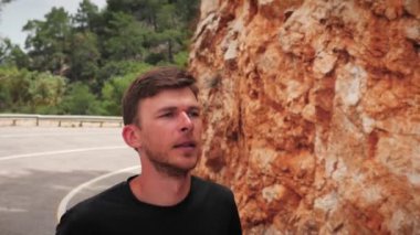 Maraton koşucusu dışarıda egzersiz yapıyor. Koşan adam. Triatloncu yolda koşuyor