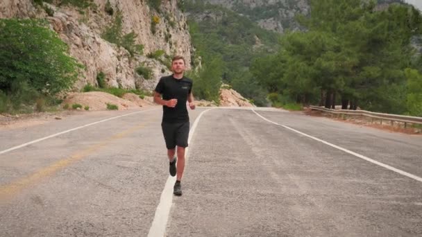 Springa och jogga. Triathlete kör i skogen, gör uthållighetsträning — Stockvideo