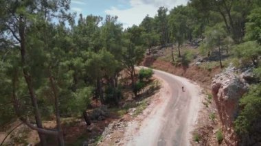 Dışarıda bisiklet süren bir kadın. Dağlarda bisiklet süren profesyonel bir bisikletçi.