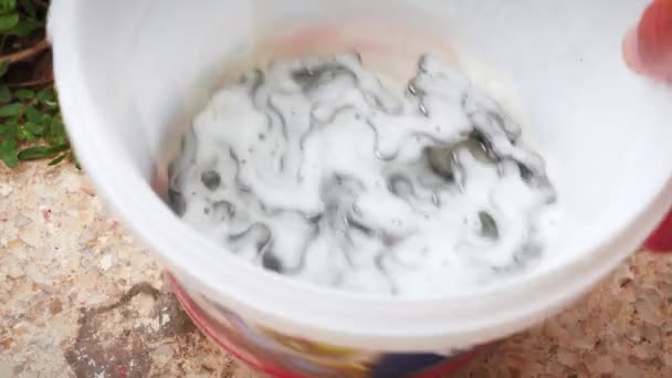 Washing bicycle chain with white soap foam and degreaser injection.Cleaning bike — Stockvideo