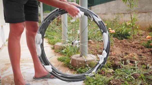 Manutenzione biciclette. Un uomo che lava la sua bici da strada dopo un viaggio sporco. Pulizia bicicletta — Video Stock