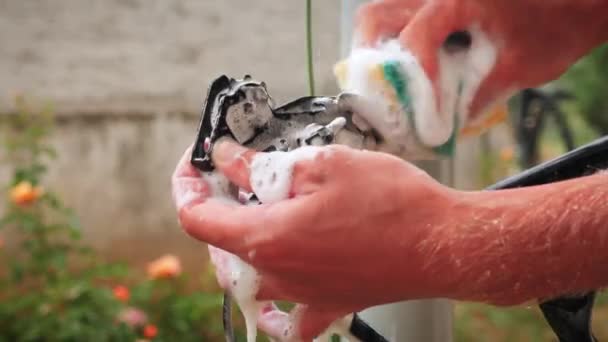 Man washing bicycle derailleurs with soap foam and washcloth, close up of gears — Stok video