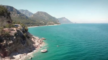 Akdeniz 'in Rocky kıyı şeridi. Durgun turkuaz su yüzeyini temizle