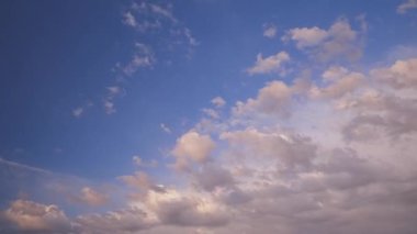 Yoğun bulutlar geceden güne değişiyor. Gece gündüz bulutlu mavi gökyüzü. Bulutlu zaman atlamalı arka plan. Günbegün bulutlar hızlanıyor