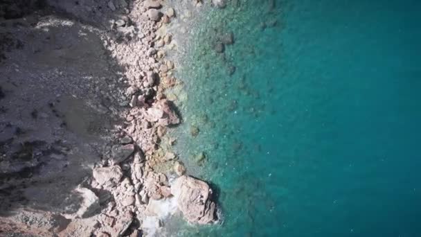 Paisaje aéreo tropical. Agua de mar turquesa transparente. Mar y rocas, vista superior — Vídeos de Stock
