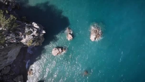 Majestic landscape with clear turquoise sea water in hot summer day. Wild nature — Vídeo de stock