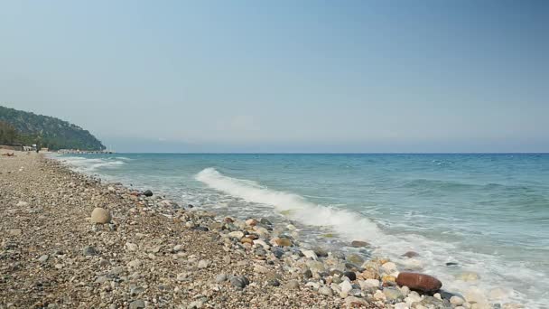 Línea costera con playas de guijarros y superficie de agua clara. Verano costa paisaje — Vídeos de Stock